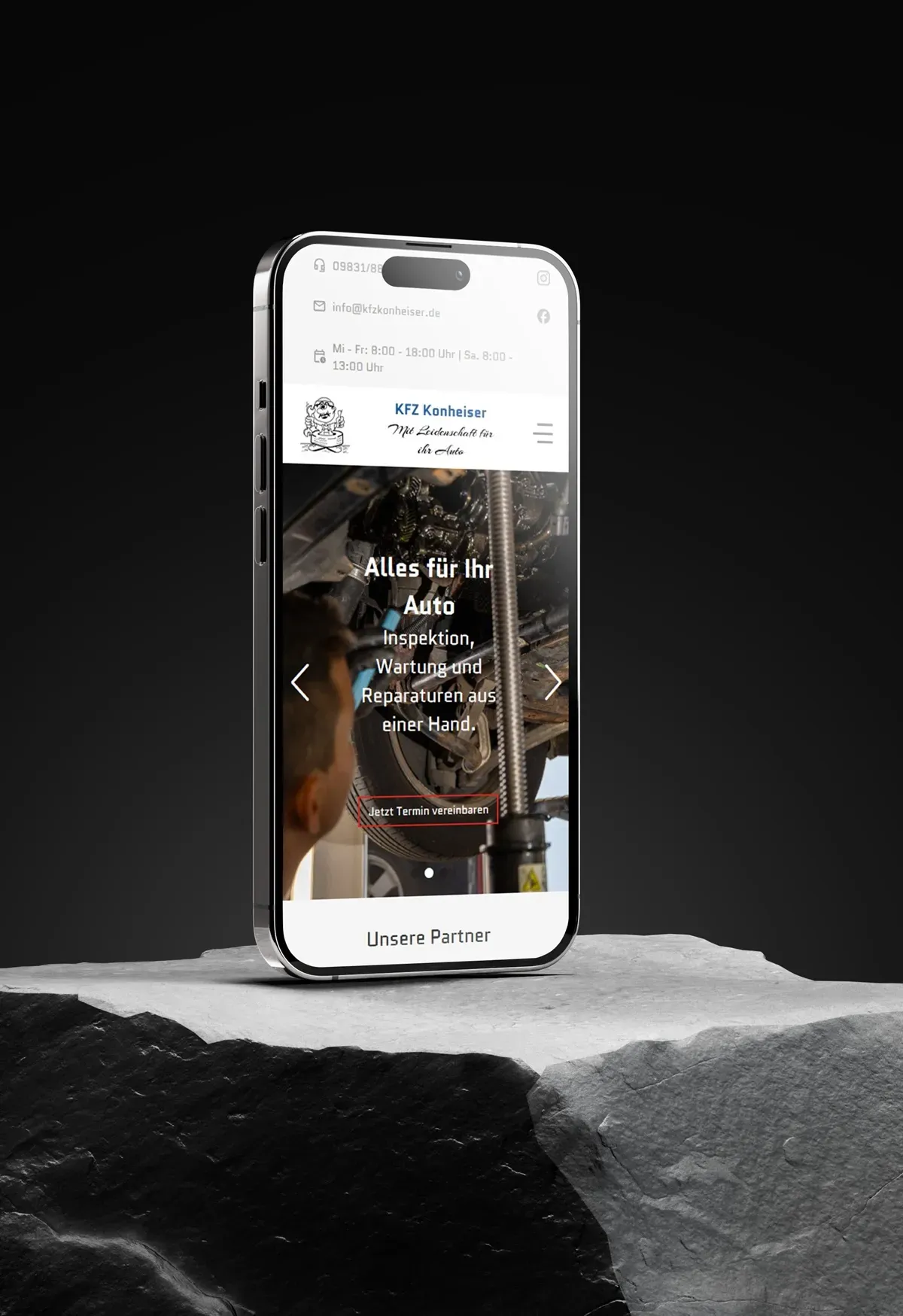Mobile Ansicht der Website von KFZ Konheiser auf einem Smartphone